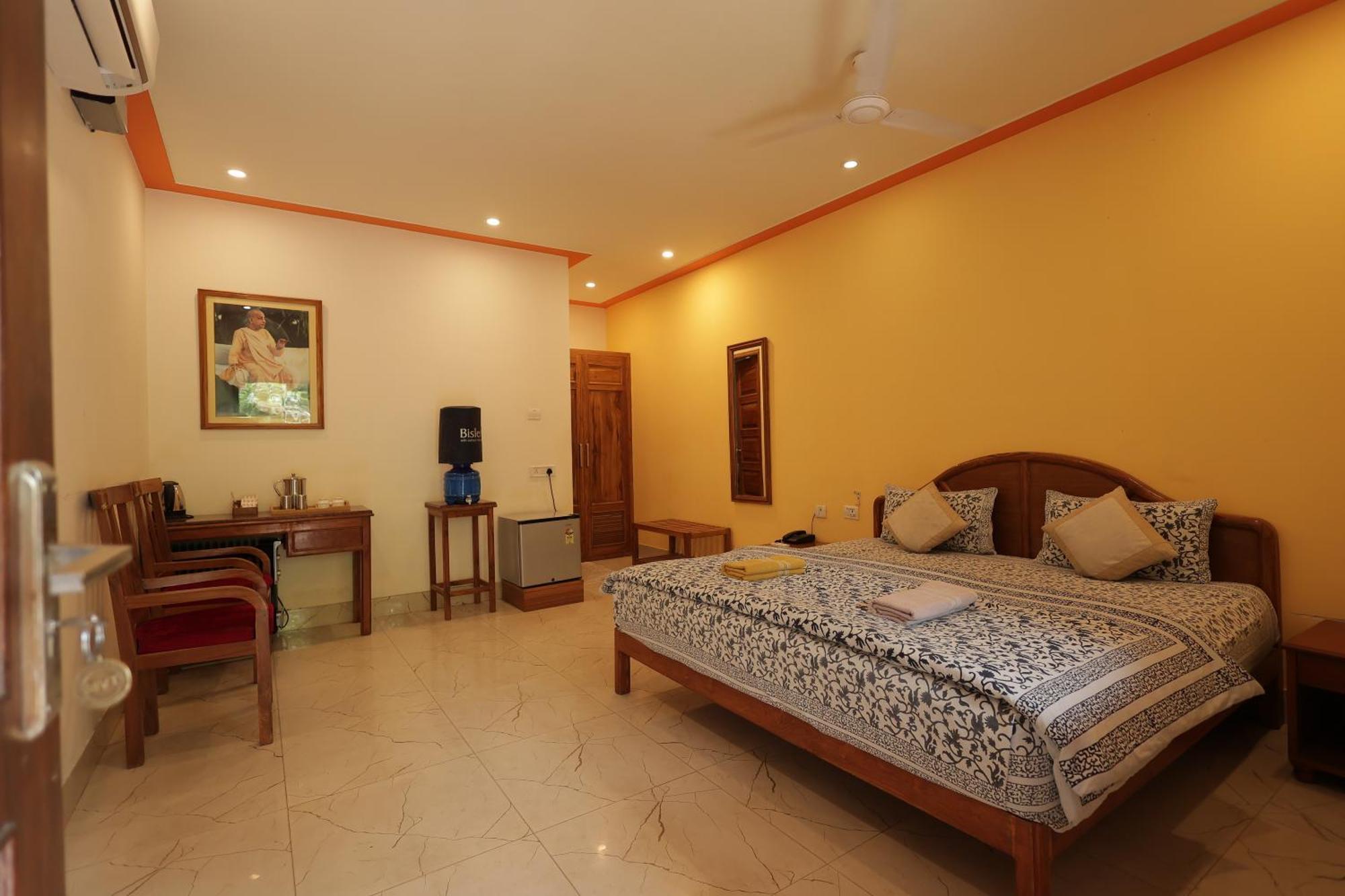 Mvt Guesthouse & Restaurant Vrindāvan Εξωτερικό φωτογραφία