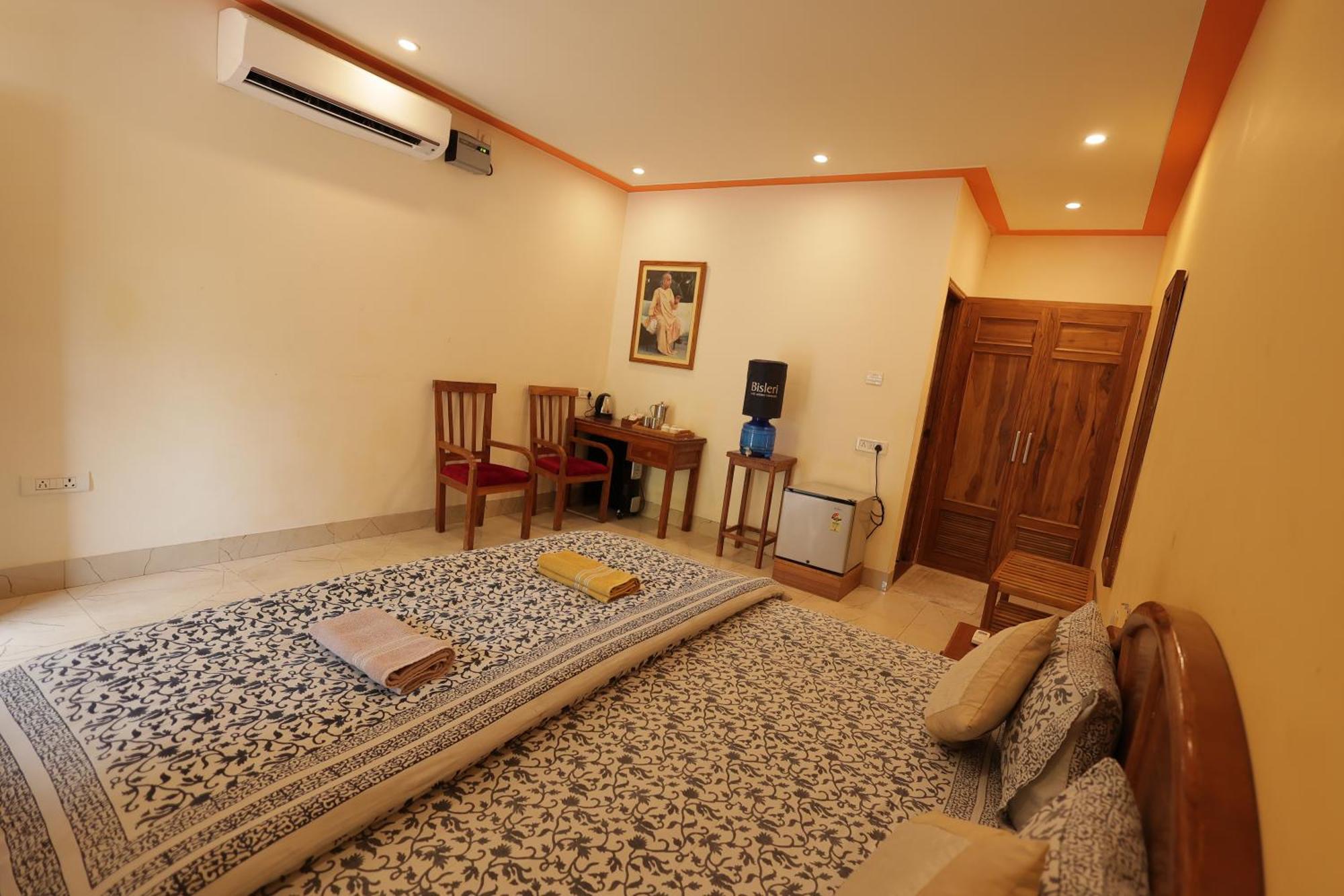Mvt Guesthouse & Restaurant Vrindāvan Εξωτερικό φωτογραφία