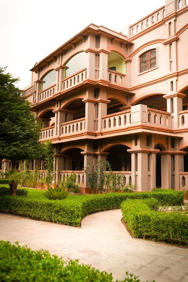 Mvt Guesthouse & Restaurant Vrindāvan Εξωτερικό φωτογραφία